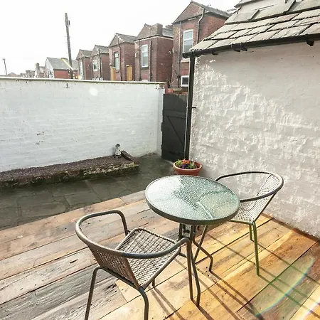 Park House - Large 3 Bedroom Victorian House, 10 Mins From Manchester Exterior photo
