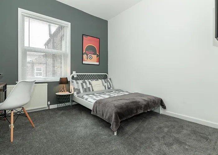 Park House - Large 3 Bedroom Victorian House, 10 Mins From Manchester